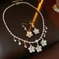 Vue détaillée du collier fleur en zircon et boucles d'oreilles goutte en métal doré - Doré