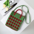 Gestrickte Tragetasche mit grün-rotem Rautenmuster und vielseitigen Schultergurten - Grün Kaffee Raute