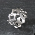 Anello punk in acciaio inossidabile a forma di osso argento su fondo in pietra scura - US 9 / Color Acciaio