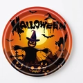 Gros plan d'une assiette en carton d'Halloween avec épouvantail, citrouille et chauves-souris - 24 Assiettes 9 Pouces