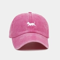 Détail de la broderie chien sur une casquette de baseball vintage rouge rose délavé - Rose rouge