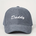 Primer plano de gorra de pana gris oscuro con bordado de Daddy en color blanco - Gris