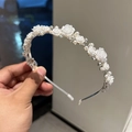 Diadema floral con rosas blancas, perlas y pedrería para novias y niñas - Blanco