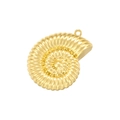 Gros plan d'un pendentif ammonite doré vintage avec une finition métallique - VD1588 Conque-Or