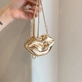 Mini sac de soirée en forme de lèvres dorées brillantes avec bandoulière chaîne serpent - Forme de Lèvres / Lèvres Or