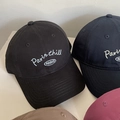 Dettaglio del ricamo Paris chill su vari cappellini da baseball in cotone di diversi colori - M (56-58cm) / Nero