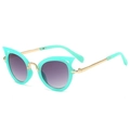 Detalle de gafas de sol ojo de gato verde menta con lentes degradadas violetas y patillas - Verde