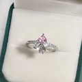 Silver ring with pink princess cut gemstone and small round diamond charm dangling - Pink Princess Cut with Pendant Style (白金色30)
