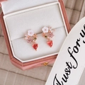 Primer plano de pendientes de flor y corazón con circonitas rosas en caja de terciopelo - 14# Oro Rosa Flor Colgante Corazón Rojo