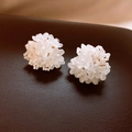 Détail macro de boucles d'oreilles fleur blanche avec pétales translucides et perles - Aiguille Argentée N° 22 - Blanc - Or