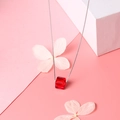 Collier minimaliste en argent S925 avec pendentif cristal carré rouge sur fond rose - Standard 8mm / Rouge