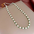 Elegante collar con perlas blancas, piedras verdes y cuentas doradas en exhibición champán - Estilo 6# Collar-Chapado en Oro-Verde-Perla Corta