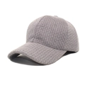 Dettaglio ravvicinato del cappellino grigio con trama in maglia di lana e stile minimalista - M (56-58cm) / Grigio