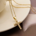 Lussuosa collana con ciondolo a croce dorata con micro-pavé di zirconi e catena sottile - Oro