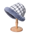 Cappello a secchiello invernale a scacchi con bordo in ecopelliccia grigia su supporto - 56-58cm / Grigio