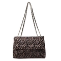 Bolso bandolera con estampado de leopardo con cadena dorada y cierre de solapa sobre blanco - Marrón