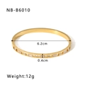 Detailansicht des 18K vergoldeten Zirkon-Armbands mit präzisen Größenmessmarkierungen - Goldener Zirkon Eingesetzter Hohler Stil (NB-B6010) / 18K Gold