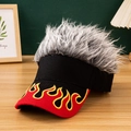 Dettaglio della visiera parasole con ricamo a fiamme e folta parrucca grigia sintetica - Nero + Capelli Grigi