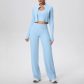 Détail d'un ensemble de yoga bleu clair 3 pièces avec tissu côtelé et trous pour les pouces - Bleu ciel