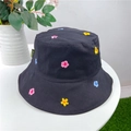 Détail de broderies de fleurs colorées et étiquette MODE verte sur un chapeau bob noir en coton - M (56-58cm) / Noir