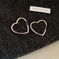 Orecchini a cerchio minimalisti a forma di cuore argento su sfondo in tessuto testurizzato - Cerchio Cuore Argento Minimalista