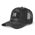 Detalle de gorra trucker de malla negra con insignia M plateada y estampado monograma - L (58-60cm) / Negro