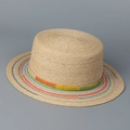 Cappello da sole boho in raffia con strisce arcobaleno e tesa piatta per le vacanze estive - M (56-58cm) / Beige