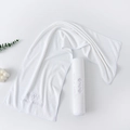 Primo piano di un asciugamano sportivo bianco assorbente con ricamo del logo Walk Hard - 30x100cm / Bianco Fata