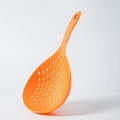 Orangefarbener Nylonschöpfer mit langem Griff und Drainagelöchern zum Kochen - Nylon / Groß Orange