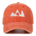 Dettaglio del ricamo bianco Bigfoot su cappellino in cotone lavato color ruggine - Taglia unica / Arancione