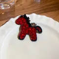Broche cheval rouge chanceux avec strass étincelants sur une assiette blanche - Broche Poney (HP978) / Rouge