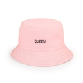 Dettaglio del cappello pescatore rosa in cotone con ricamo nero della scritta Queen - M (56-58cm) / Rosa