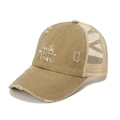 Khaki distressed trucker pet met Faith Over Fear print en ademende mesh achterkant - Khaki