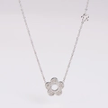 Detalle del collar de flores de plata con pavé de circonitas blancas y dijes de flores - Color Acero