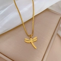 Détail d'un pendentif libellule doré sur une chaîne box avec tissu en soie douce - Collier Libellule en Acier au Titane / Or (M305)