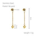 Detalle de pendientes de corazón en acero chapado en oro de 18k con borlas y cristales - Dorado