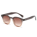 Lunettes de soleil rondes rétro avec dégradé ambré, rivets argentés et verres teintés - Haut Noir Milieu Lait Bas Thé Dégradé Thé (C3)