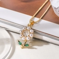Collana con ciondolo a fiore dorato con perle, zircone centrale e foglie verdi eleganti - 23567 Fiore di Perla