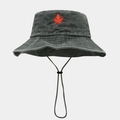 Dettaglio del ricamo a foglia di acero rossa su cappello alla pescatore grigio scuro - Verde Militare