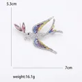 Dettaglio della spilla a rondine in smalto con misure 5.3cm x 7cm e peso di 16.1g - Serie Viola Smalto