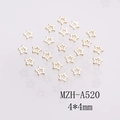 Vista macro di ciondoli a stella dorati 4x4mm per nail art su superficie grigia riflettente - Stile Pentagramma Cavo Oro (A520) / 4*4mm