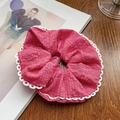 Rosa Haargummi mit weißer Spitze aus strukturiertem Stoff im modischen Design - Beerenrot