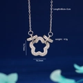 Silberne Blumenkette mit Zirkonia-Inlay auf einem blauen Samthintergrund für Damen - Silber 5-Blatt Blume