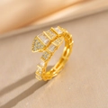 Vergulde slangenring met zirkonia op luxe champagne zijden achtergrond - Slangenvorm Open Ring / Goud (6996)