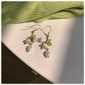 Incantevoli orecchini a mughetto con foglie verdi e accenti di perle bianche - Orecchini a Gancio Mughetto (2# Fiore di Perla-Orecchini a Gancio)