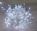 Vista detallada de luces LED de alambre de cobre blanco frío sobre una mesa de madera - 1.5m 50LED Mando USB 8 Funciones - Hilo Plateado Luz Blanca