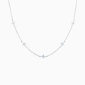Dettaglio di una collana d'argento con cinque ciondoli a fiore in zircone blu chiaro - Collana / Platino + Pietra Blu