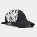Détail d'une casquette noire en coton avec graffiti blanc et bordure effet usé usée - Réglable / Noir