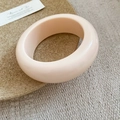 Minimalistische brede hars armband in crème roze met glad gepolijst oppervlak - Dikke Ronde Ring / Crème Beige (Beige-Rond)