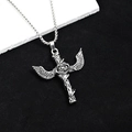 Vue détaillée du pendentif croix argentée vintage avec rose et ailes sur collier en acier - Croix Ailes de Rose